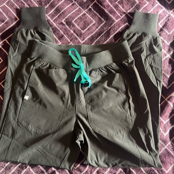 Figs  Fionlite material Joggers Size Small (Color Black) - Picture 8 of 14